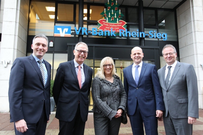 Amtsleiterin Ulrike Hanke inmitten der VR-Bank Vorstandsmitglieder.
