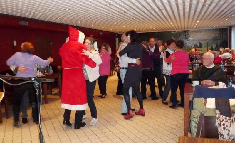 Der Weihnachtsmann tanzte schwungvoll mit im Senioren-Tanzcafé.