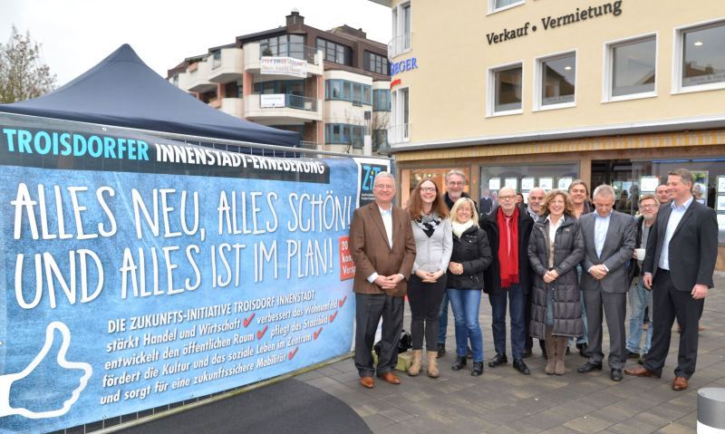 Bürgermeister Klaus-Werner Jablonski (links) eröffnete den 3. Bauabschnitt der Fußgängerzone.