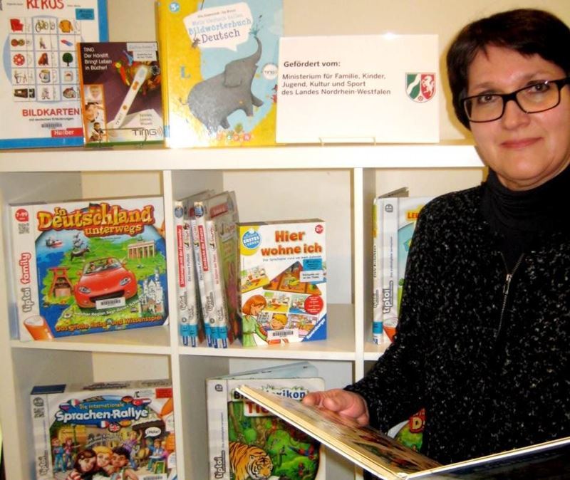Landesförderung gezielt umgesetzt: Bibliotheksleiterin Angelika Keller investierte in neue Medien für Migranten.