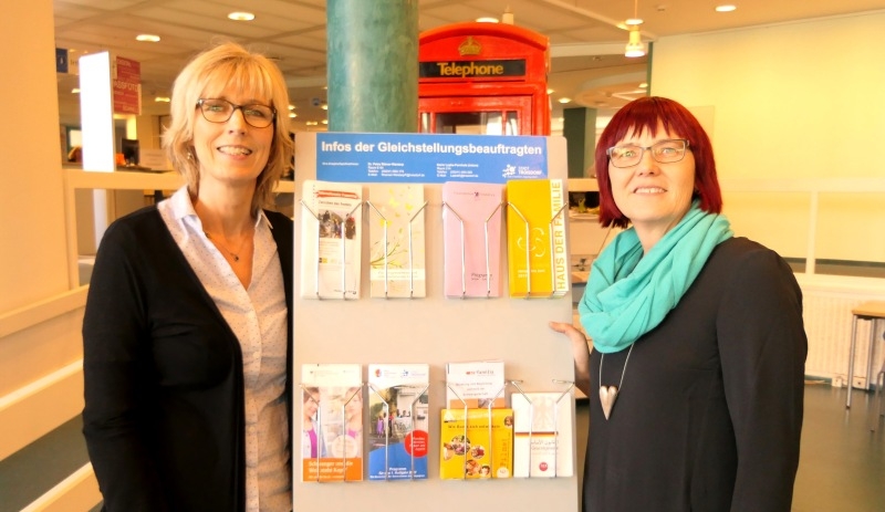 Die Gleichstellungsbeaufragten Petra Römer-Westarp (links) und Karin Lapke-Fernholz präsentieren den neuer Infoständer im Troisdorfer Rathaus.