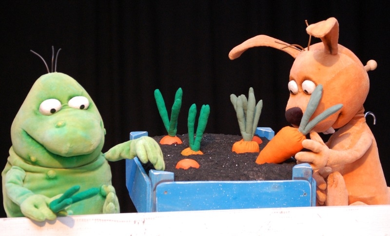 Nulli und Priesemut im Beet.