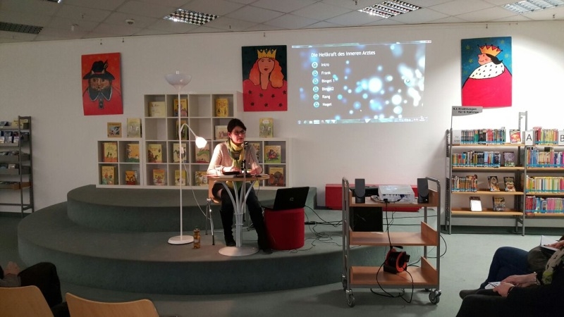 Wissenschaftsjournalistin Sabine Goette bei ihrem Vortrag in der Stadtbücherei