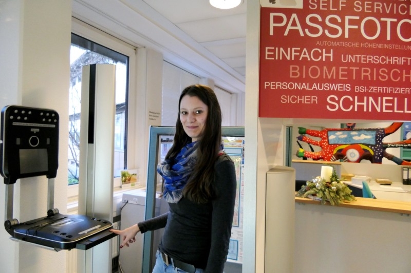 Sabrina Trimborn, Auszubildende der Stadt, testet den „Speed Capture Station G3“.