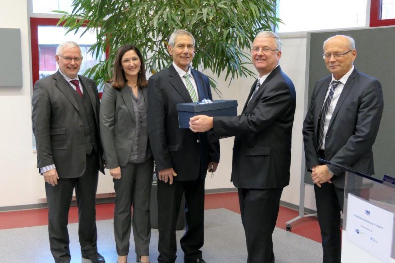 Zum Abschied von Schulleiter Herbert Kürten (3.v.l.) kam auch Bürgermeister Jablonski (4.v.l.).