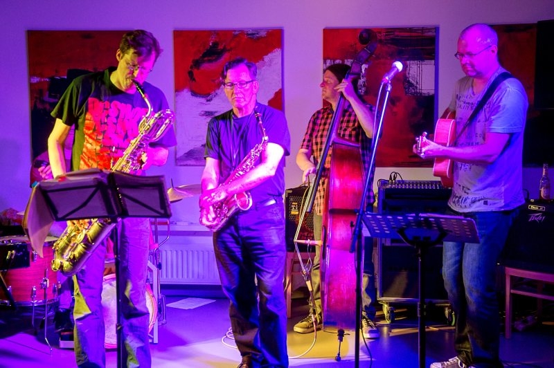 Jazz im Kunsthaus Troisdorf, rechts Gitarrist Christian Oschem. Foto: Frank Baquet.