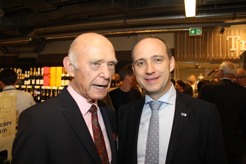 Theo Lettmann (links) im Gespräch mit Genks Bürgermeister Wim Dries.