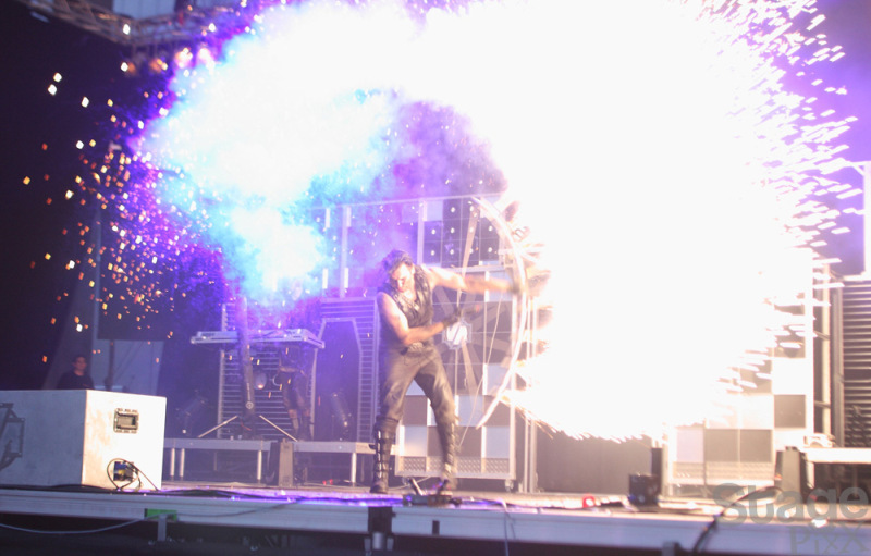 Die Band Völkerball rockt in Rammstein-Manier die Troisdorfer Bühne.