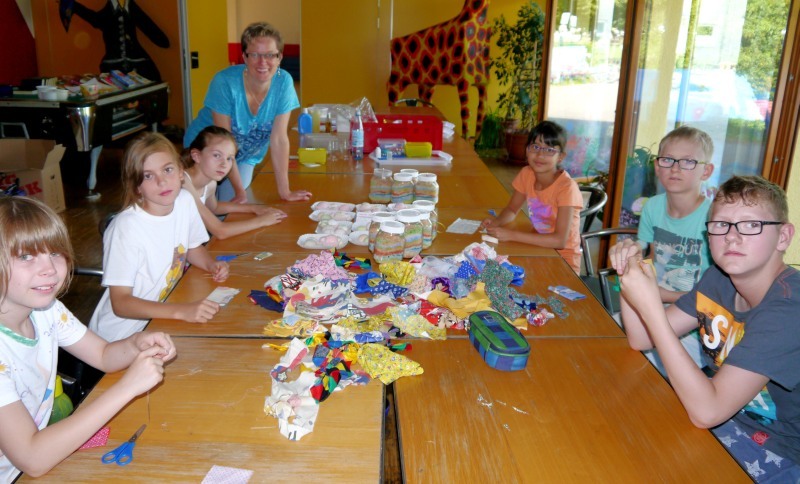 Eva Rau stellte mit den Kindern zusammen (hier ein Teil der Gruppe) unterschiedliche Seifen und Duftsäckchen her.
