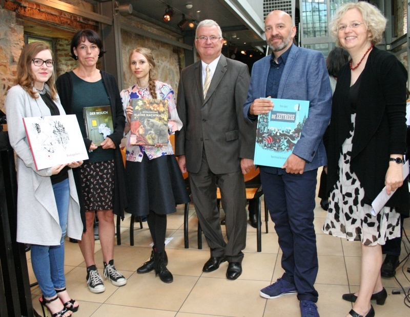 Bürgermeister Klaus-Werner Jablonski gratulierte den Preisträgern des Bilderbuchpreises.