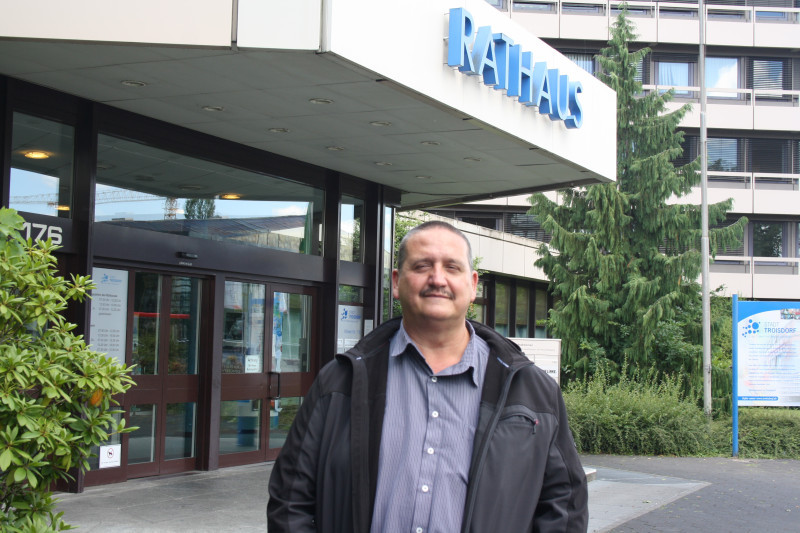 Der neue Ortsvorsteher Frank Lang vor dem Rathaus.
