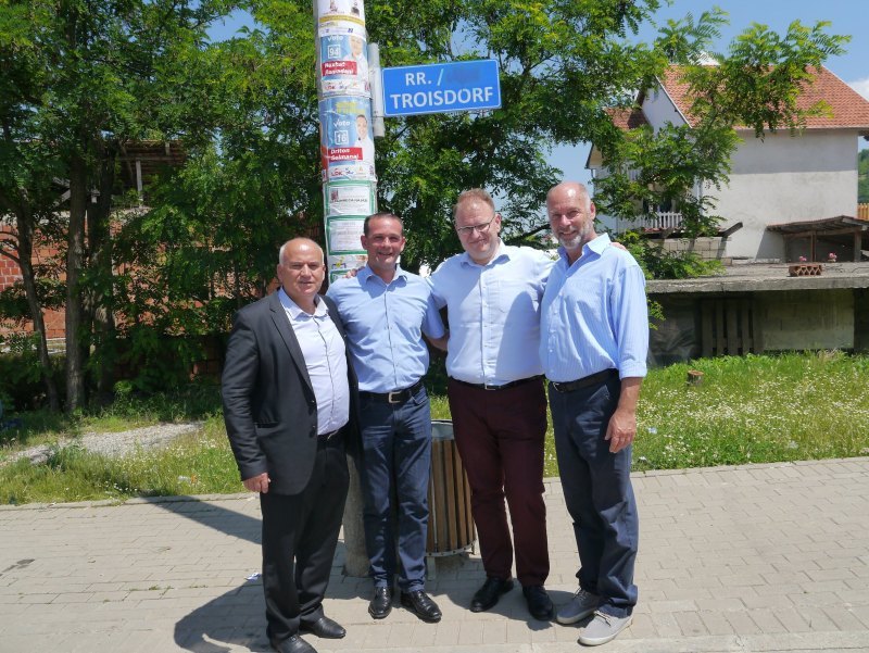 Die Troisdorfstraße entdeckt: v.l. Bürgermeister Shaqir Mala, Vize-Bürgermeister Jörg Kaiser, Übersetzer Fadil Hamzaj und Peter Sonnet.