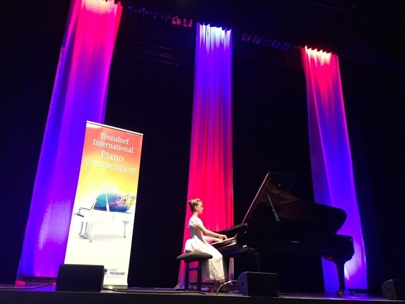 Eine der Pianistinnen am Flügel in der Stadthalle.