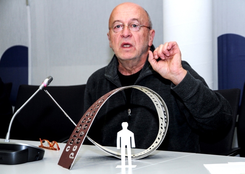 Reinhard Puch mit dem Modell seines Kunstwerks.