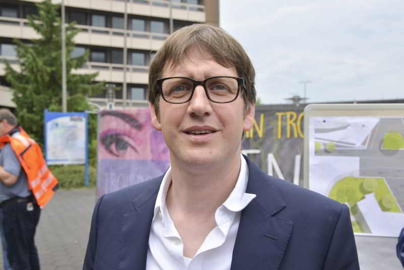 Architekt Timo Herrmann vor seiner Planung