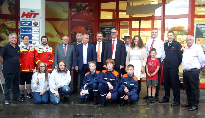 Großzügige Unterstützung: Ortsvorsteher Alfons Bogolowski (rechts) dankte allen Helfern und Spendern.