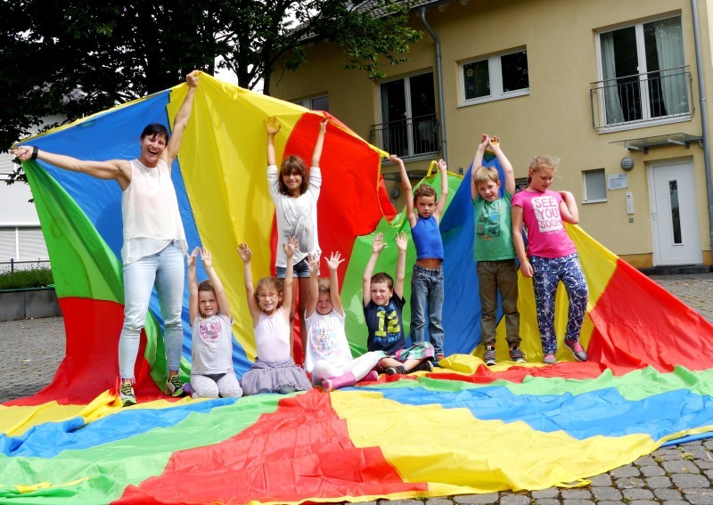 Eine Menge Spaß hatten die Kinder bei abwechslungsreichen Spielen zusammen mit Daniela Ritter (links).