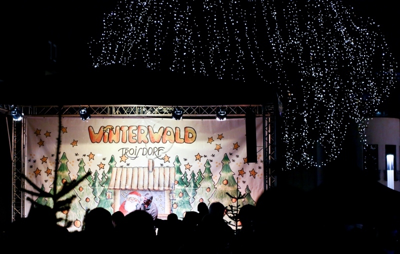 Vor der Bühne im Winterwald des letzten Jahres.