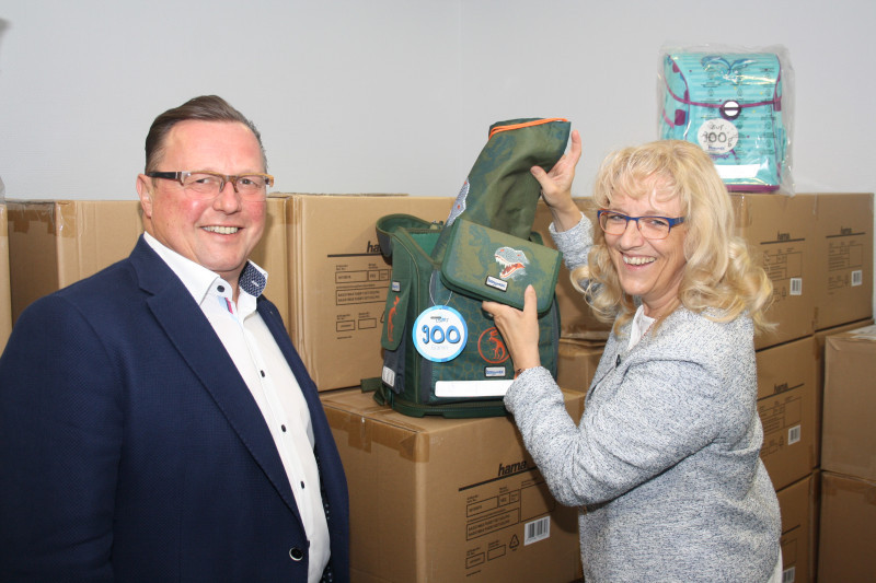 Eric Schütz und Ulrike Hanke freuten sich über die Ranzen-Lieferung.