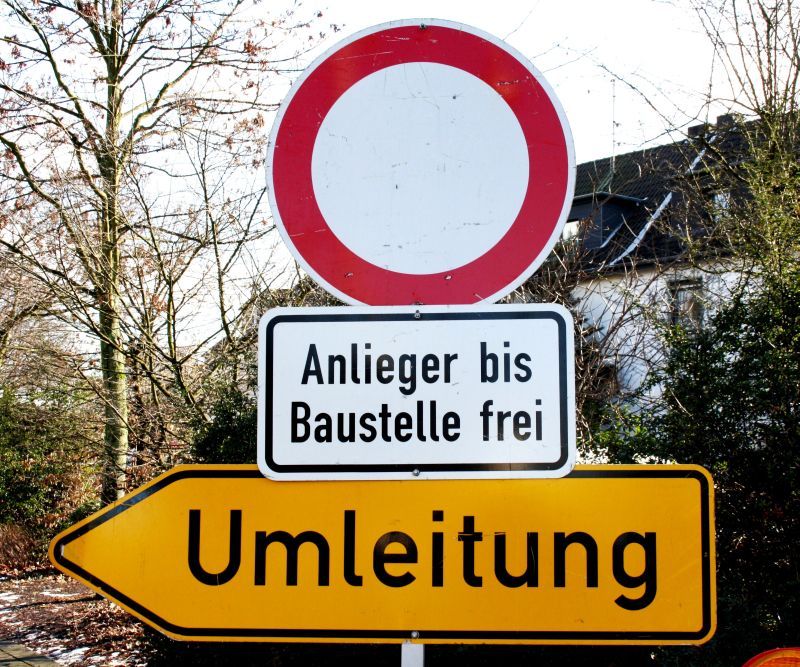 Die Baustelle rund um das Rathaus gelangt zur Kölner Straße.