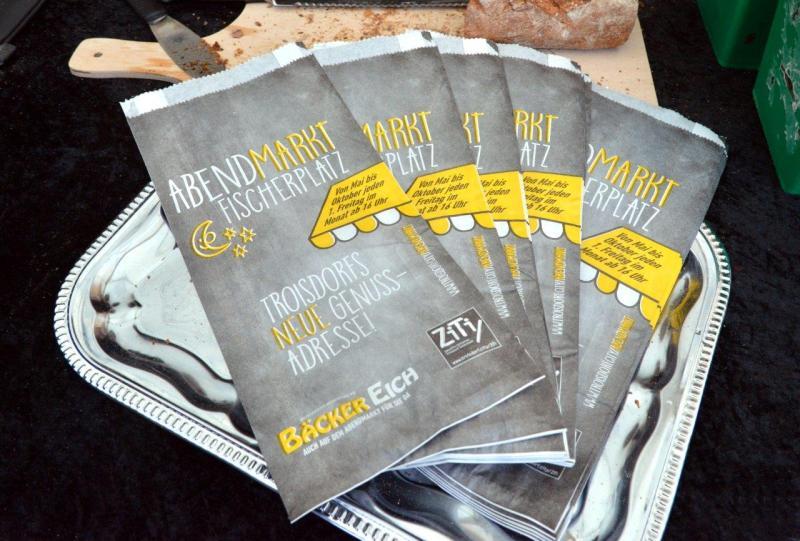 Werbung für Genuss beim Abendmarkt.
