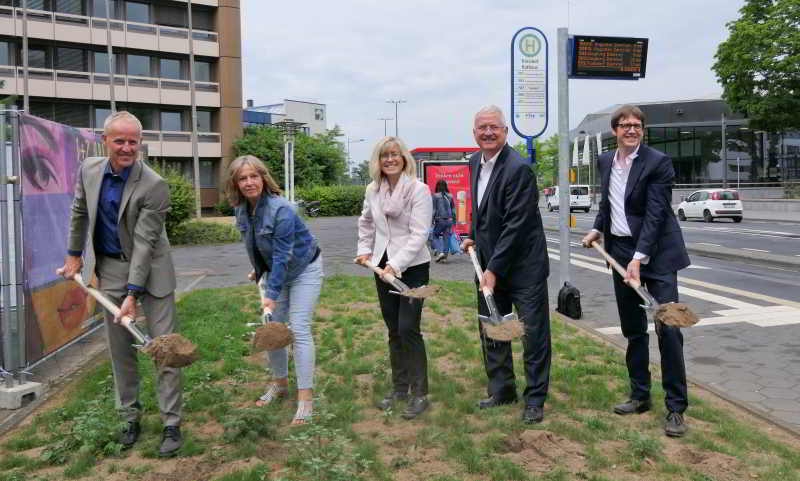 v.l. Technischer Beigeordneter Walter Schaaf, Umweltamtsleiterin Ulrike Tesch, Andrea Vogt (Vorstandsvorsitzende des Abwasserbetriebs), Bürgermeister Klaus-Werner Jablonski und Landschaftsarchitekt Timo Hermann