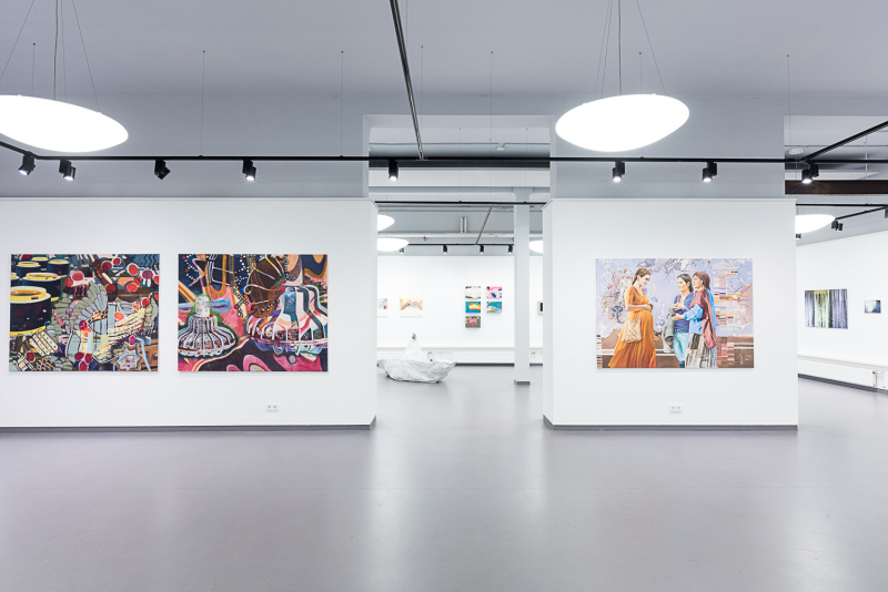 Blick in die Ausstellung mit Visionen von 16 Künstlerinnen und Künstlern.