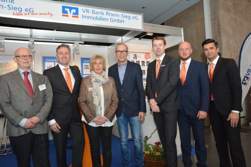 Messe Bau- und Wohnträume 2017 – von links: Co-Dezernent Claus Chrispeels mit VR Bank-Vorstand Holger Hürten, Messeveranstalterin Claudia van Zütphen, Vizebürgermeister Rudi Eich und weiteren Beratern.