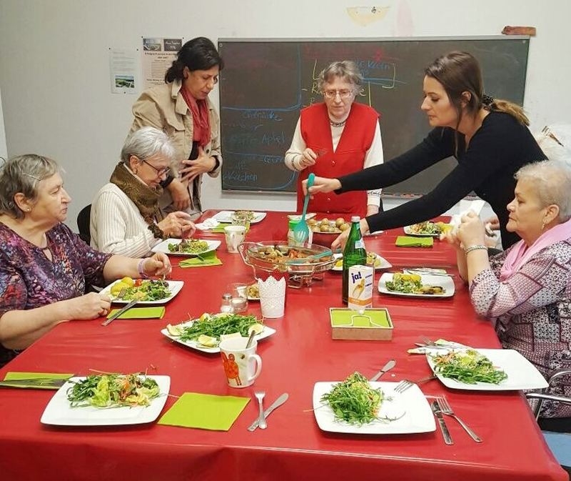 Die Kochgruppe des Uferstübchens in Aktion.