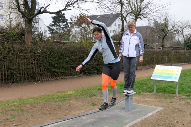 Auch die Slckline trainiert Koordination und Geschicklichkeit
