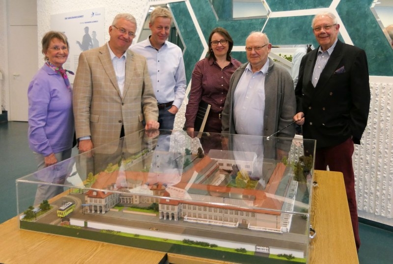 Bürgermeister Klaus-Werner Jablonski (2.v.r.) freute sich über das neue Element im Rathaus-Foyer.