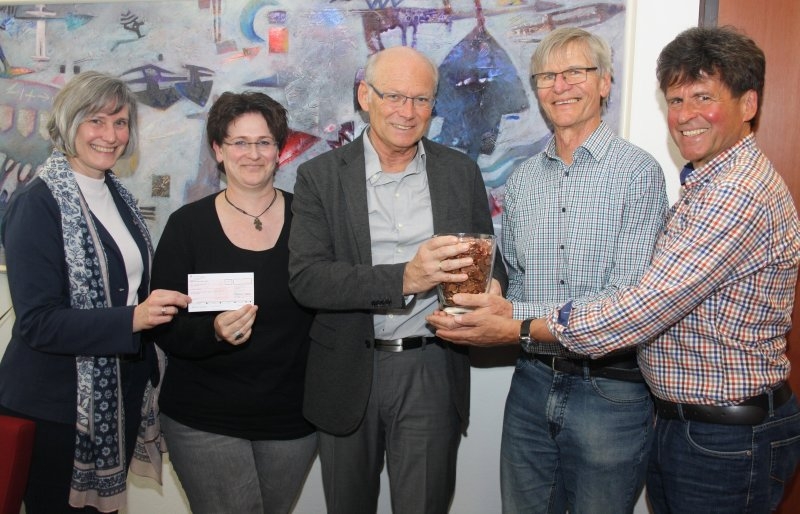 Im Rathaus wurde der Erlös der Rest-Cent-Aktion an die Kinderstiftung übergeben.