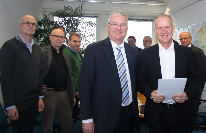 Bürgermeister Klaus-Werner Jablonski (links) gratulierte Walter Schaaf zu seiner neuen Aufgabe als Technischer Beigeordneter