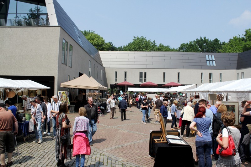 Viel zu sehen beim Antikmarkt auf Burg Wissem.