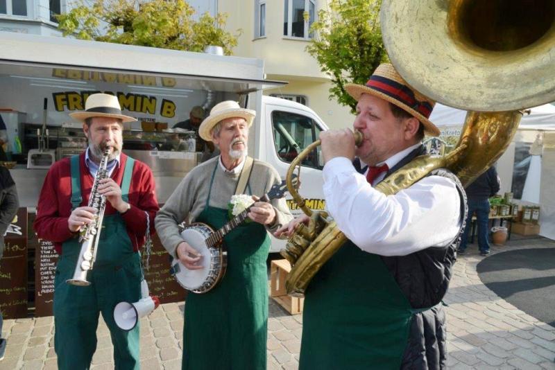 Die Swingenden Gärtner spielten Dixieland-Musik beim Abendmarkt.
