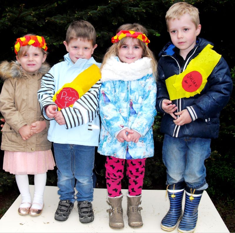 Die kleinen Maikönigspaare aus der Evrystraße: v.l. Marlene, Peer, Louisa und Julian.