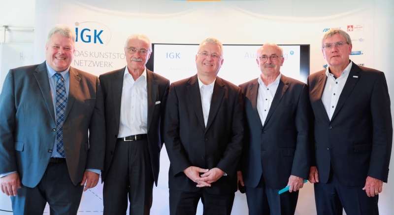 Bürgermeister Jablonski (Mitte) freute sich über neue Ausbildungsstätte in Troisdorf.