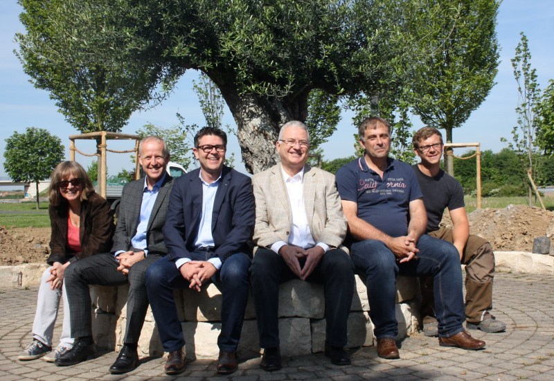 Unter Oliven: Bürgermeister Klaus-Werner Jablonski (Mitte) informierte sich über den Bestattungsgarten.