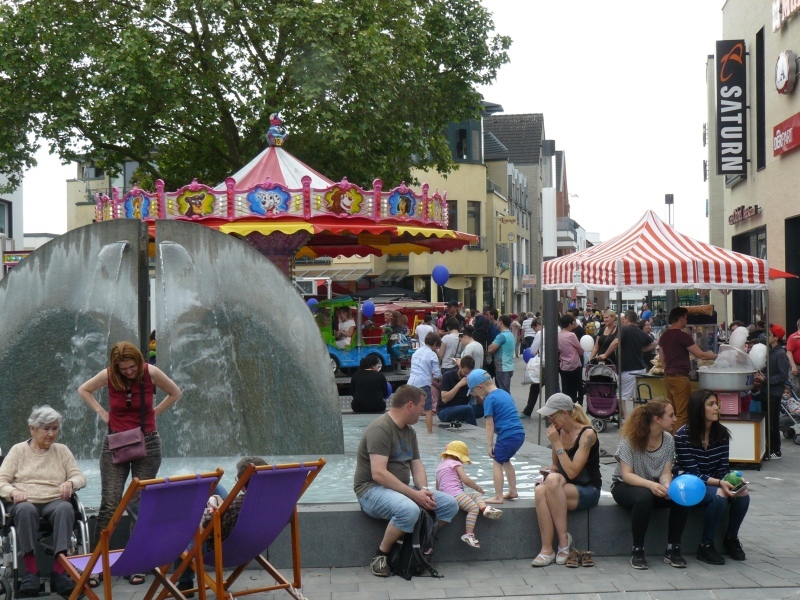 Viel los war beim Familienfest 2016 am Fischerplatz, wo auch in diesem Jahr die Bühne steht