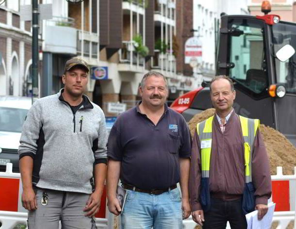Bauleiter Peter Schäfer (Mitte) mit Sachgebietsleiter Ralph Zimmer (rechts) und Vorarbeiter Michael Gut