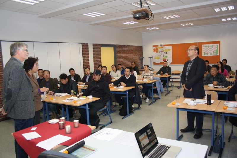 Zwei stellvertretende Schulleiter im Gespräch: links Eckhard Kamenszky mit Dolmetscherin und rechts sein Gast Shi Zhu Bin aus Nantong.