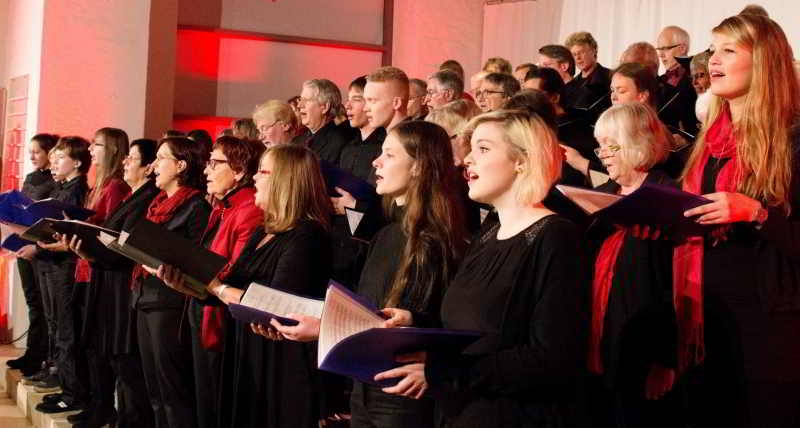 Troisdorfer Kantorei und Jugendkantorei singen.