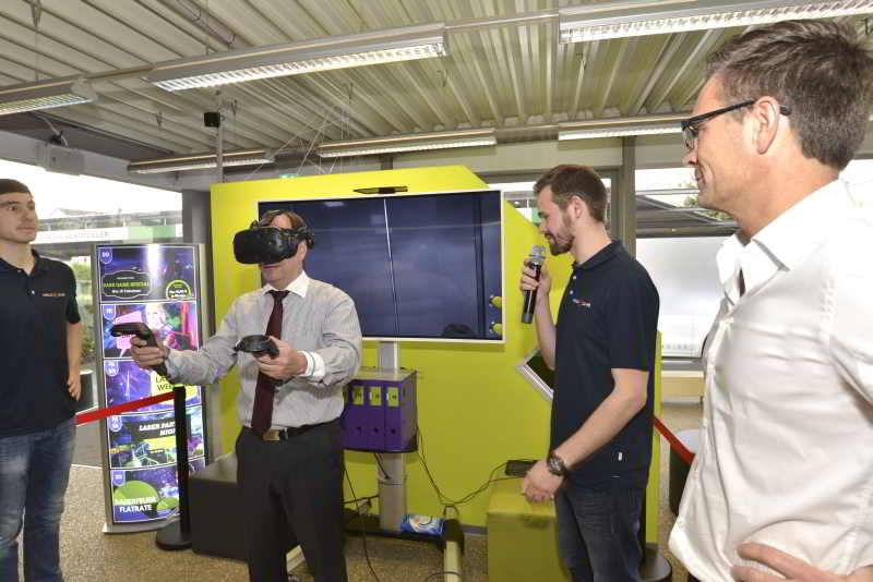 Christian Seigerschmidt, Vorstandsvorsitzender von pro Troisdorf, testet das neue Holoocafé. Die VR-Brille eröffnet ihm virtuelle Räume.