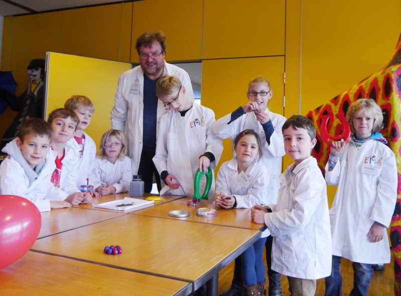 Armin Radünz erklärte den Kindern die Funktion von Magneten.