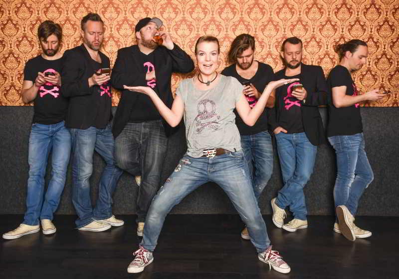 Mirja Boes und ihre Band bieten Comedy in der Stadthalle.