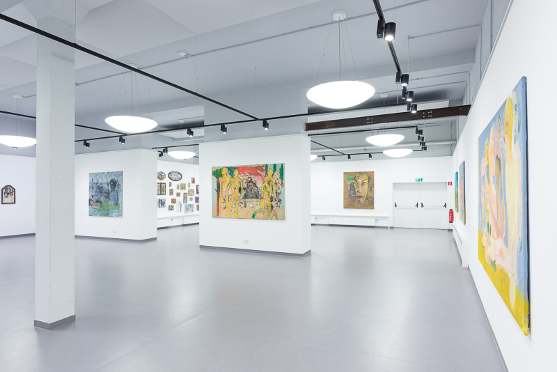 Blick in die städtische Galerie mit Karimis Ausstellung.