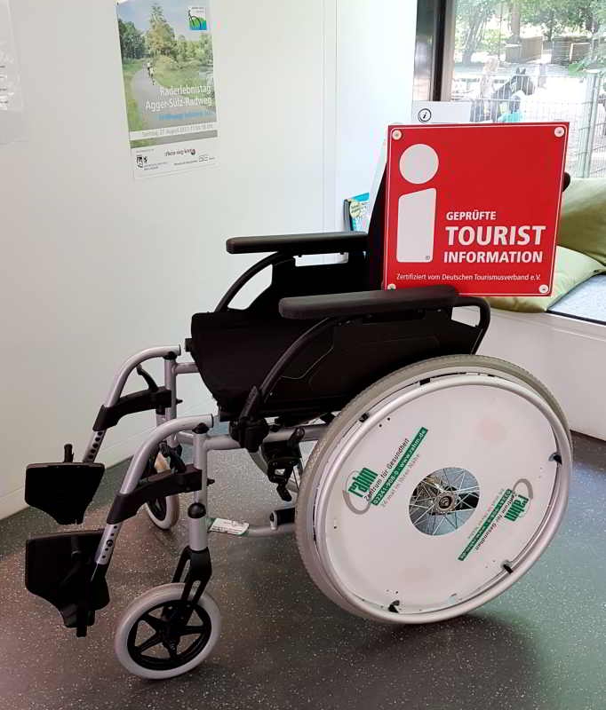 Spende der Firma Rahm: Ein Rollstuhl für gehbehinderte Besucherinnen und Besucher der Museen auf Burg Wissem.