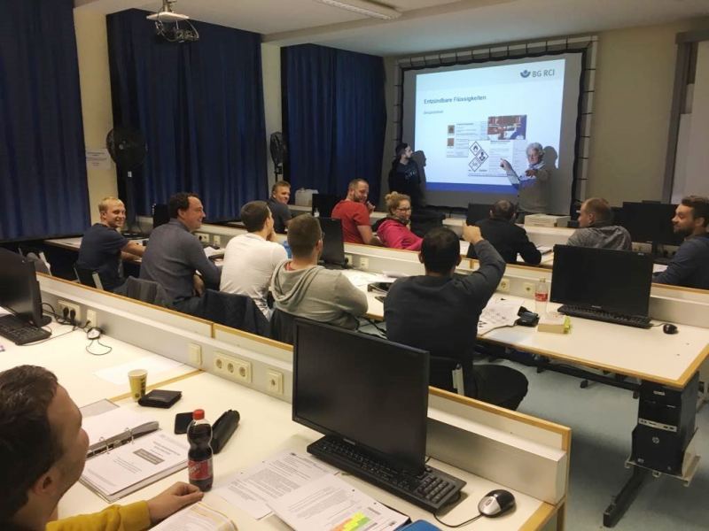 Unterricht in einem Raum der Industriemeisterschule.