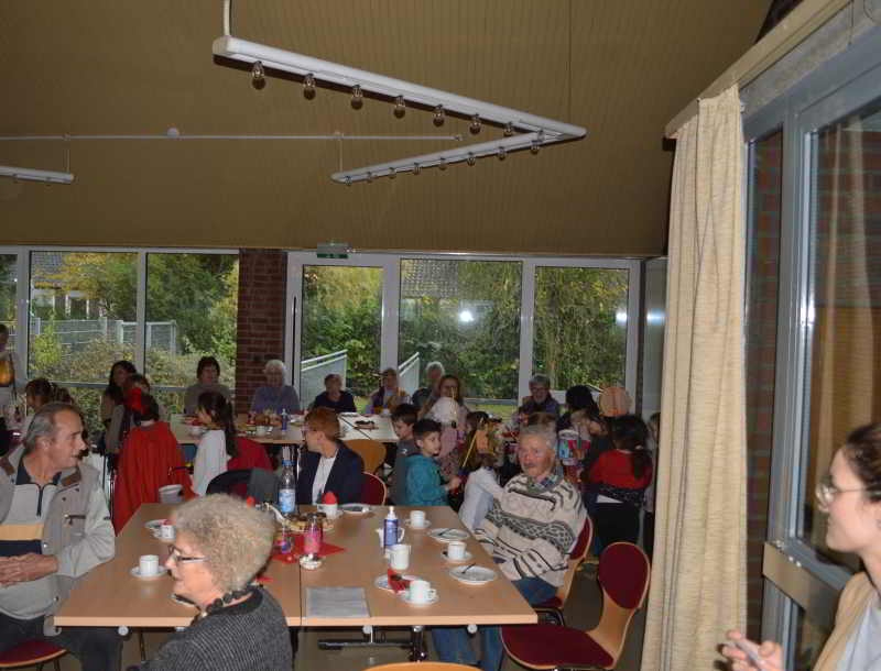 Von den Auftritten, bei  denen die Kinder zu verschiedenen Liedern schauspielerten, waren „Jung und Alt“ begeistert.
