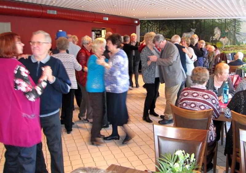 Senioren beim Tanzen.